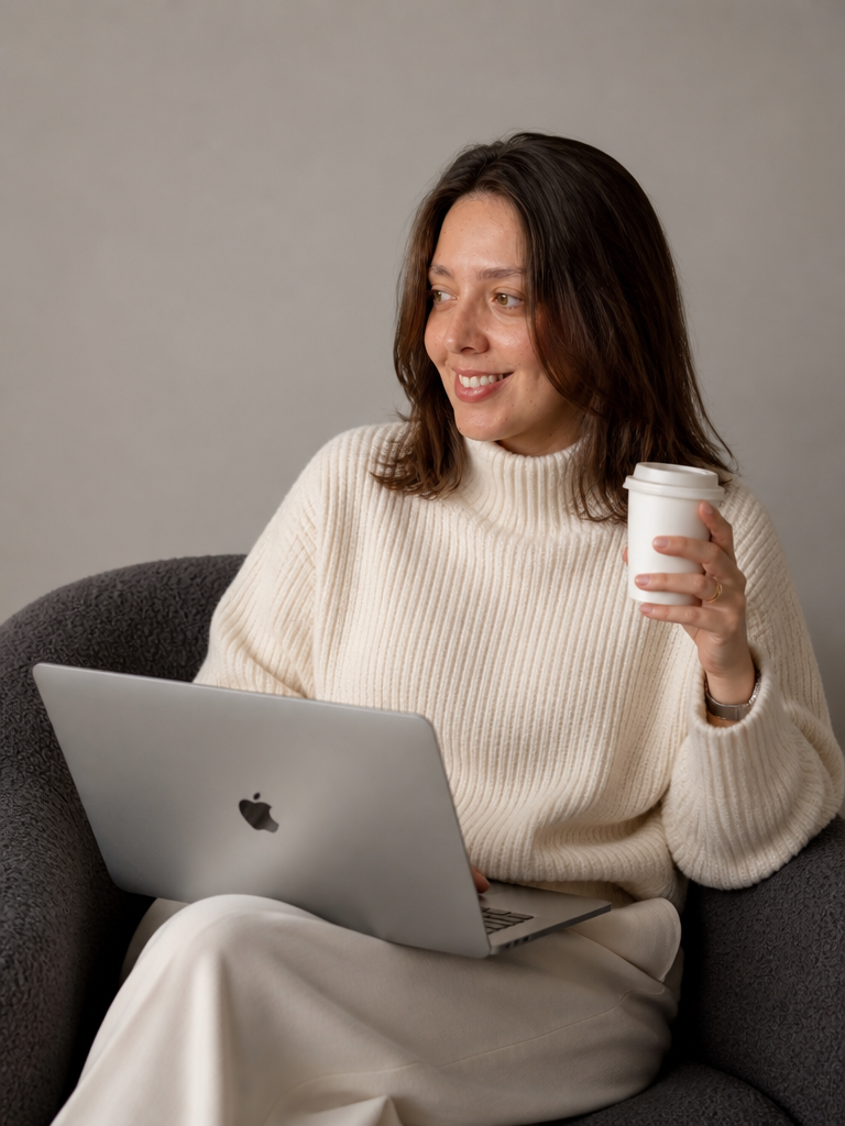 Jéssica, liderança criativa do Belfer Studio Digital, trabalhando no notebook